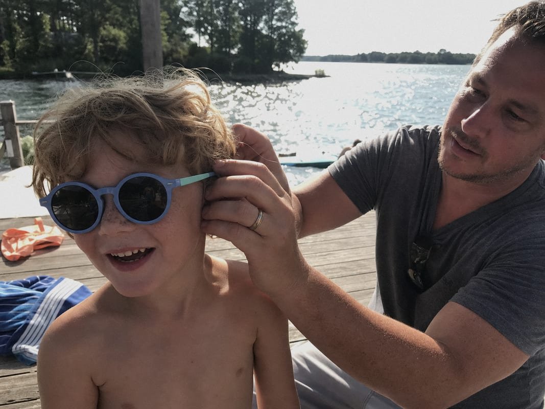 Polycarbonate and Trivex lens materials balancing UV safety and durability for active kids (ID#5)