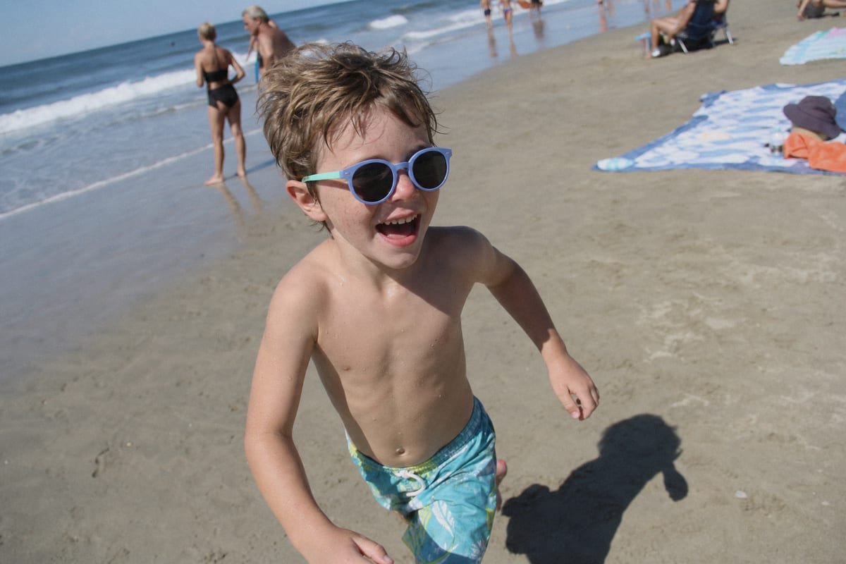 Recommended VLT range for sourcing kids' sunglasses in outdoor sun conditions (ID#2)