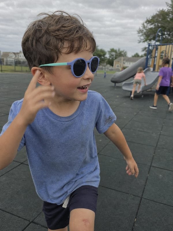 Kids sunglasses temple width and length affecting overall comfort fit (ID#1)