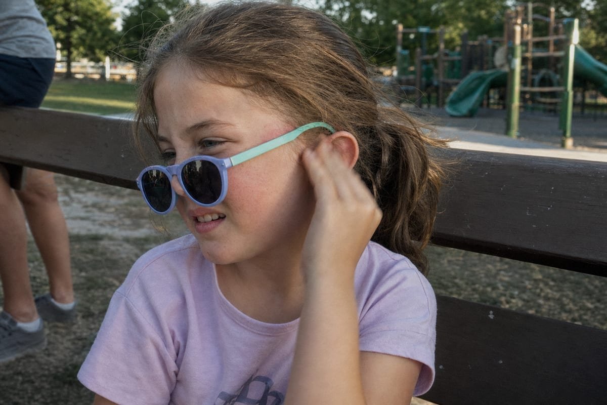 Proper temple sizing reducing returns and improving kids sunglasses safety (ID#5)