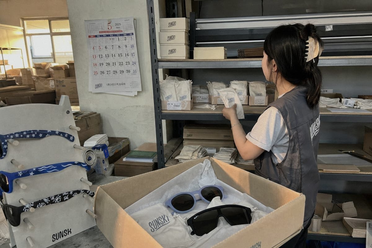 Packaging and Accessories Retail-ready packaging and accessory personalization for branded sunglasses (ID#5)
