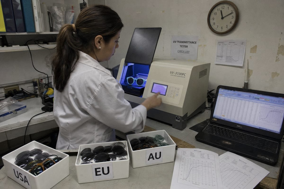 Lens Quality Checks Lens quality checks verifying UV400 protection, optical clarity, and coating adhesion (ID#4)