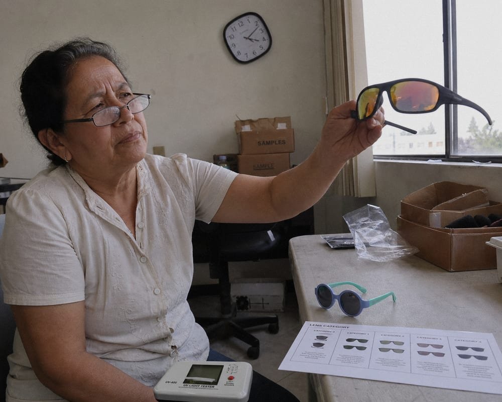 Inspecting sunglass lenses for UV400 protection and optical clarity (ID#4)