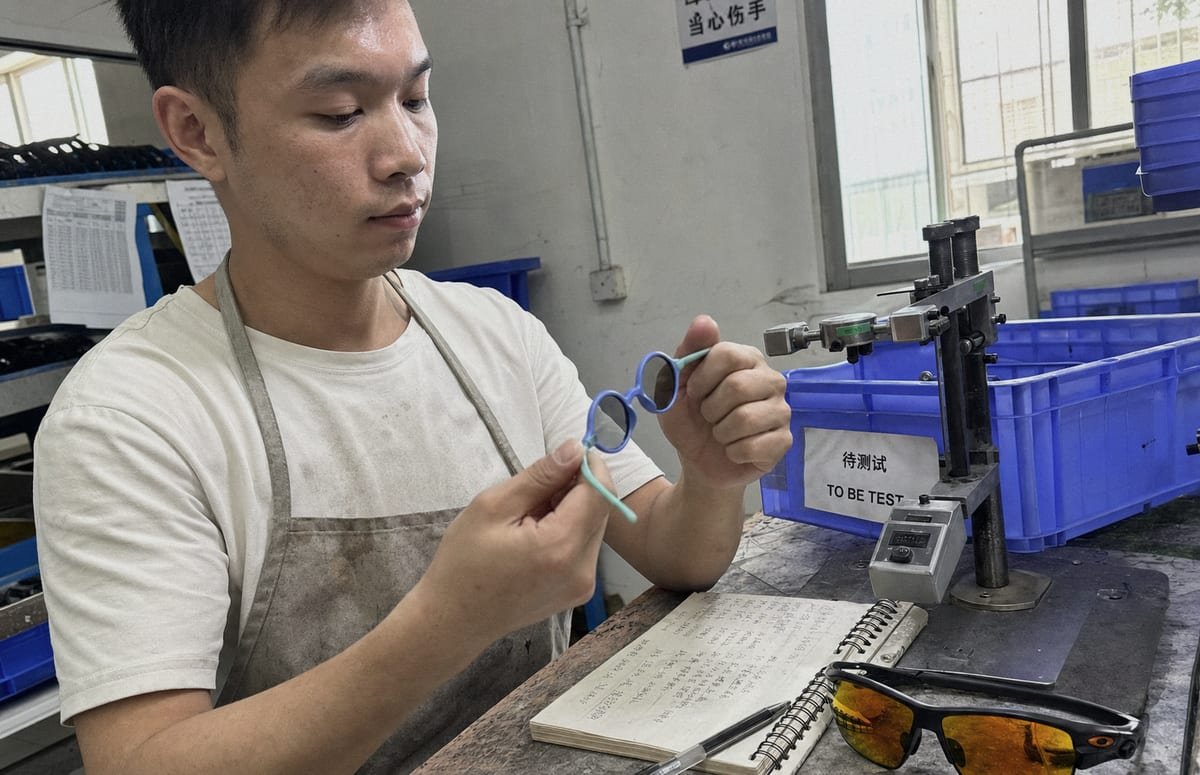 Negotiating custom warranty terms with a manufacturer for bulk eyewear orders (ID#4)