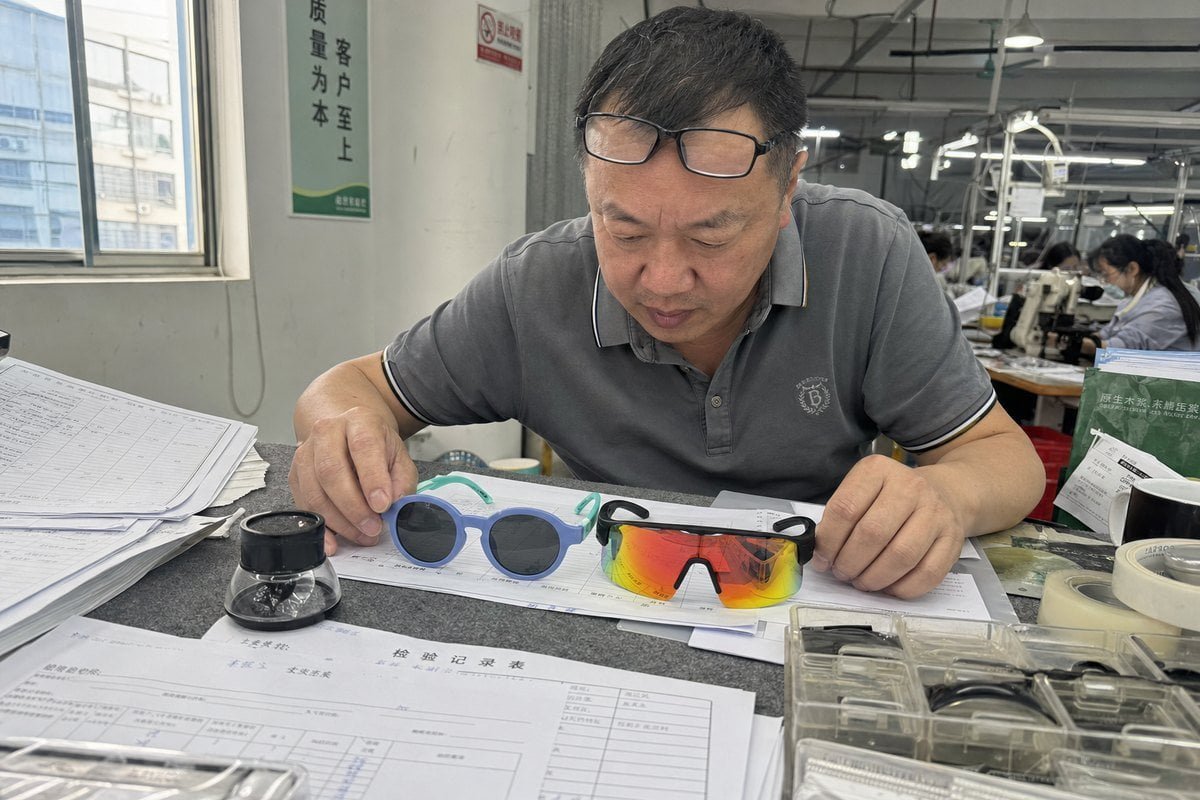 Comparison of Chinese OEM kids sunglasses versus renowned name brand products (ID#1)