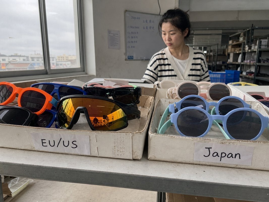 Bold oversized frames versus rounded pastel styles favored by Western and Japanese kids (ID#2)