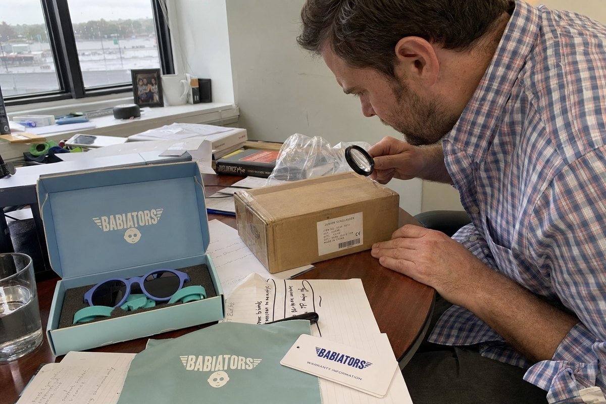 Packaging and labels showing UV400 rating, CE mark, and warranty for kids sunglasses (ID#2)