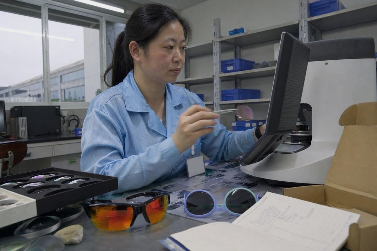 Comparing UV400 and UV380 protection standards in kids' sunglasses lenses (ID#1)