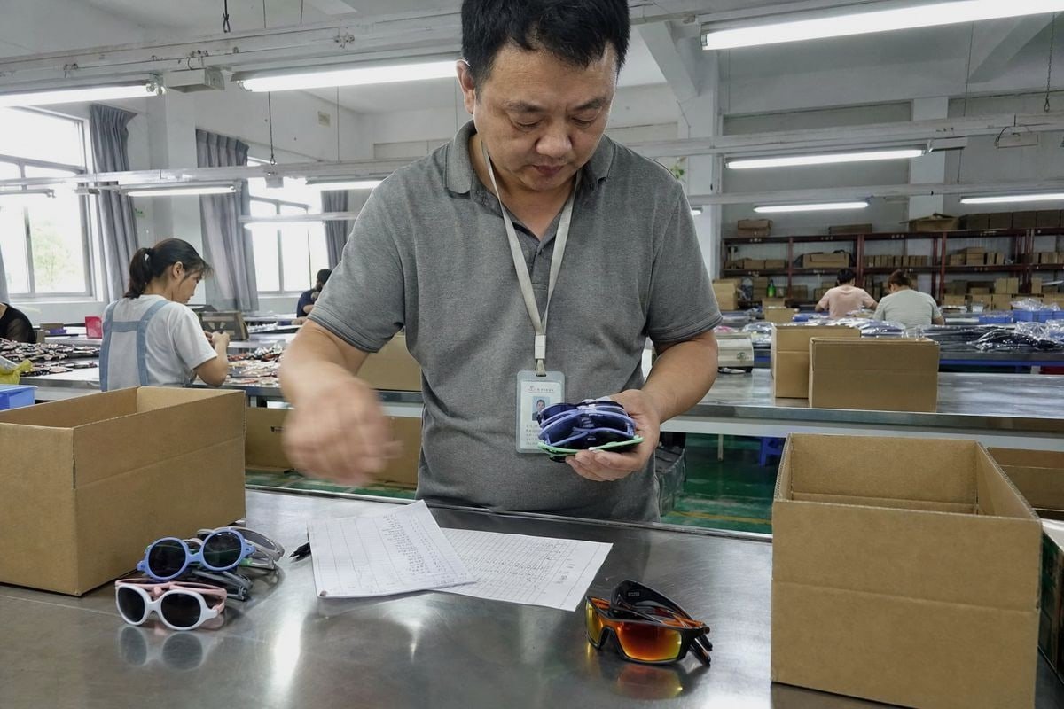 Guide to choosing cost-effective order quantities for kids' sunglasses (ID#1)