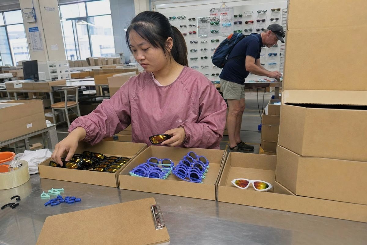 Realistic MOQ expectations for custom kids sunglasses factory orders (ID#2)
