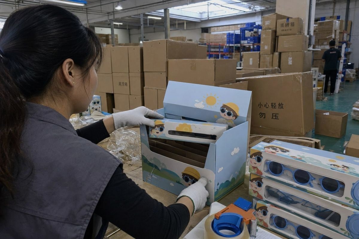 Protective Packaging Materials Layered protective materials keeping kids' eyewear safe during shipping and display (ID#4)