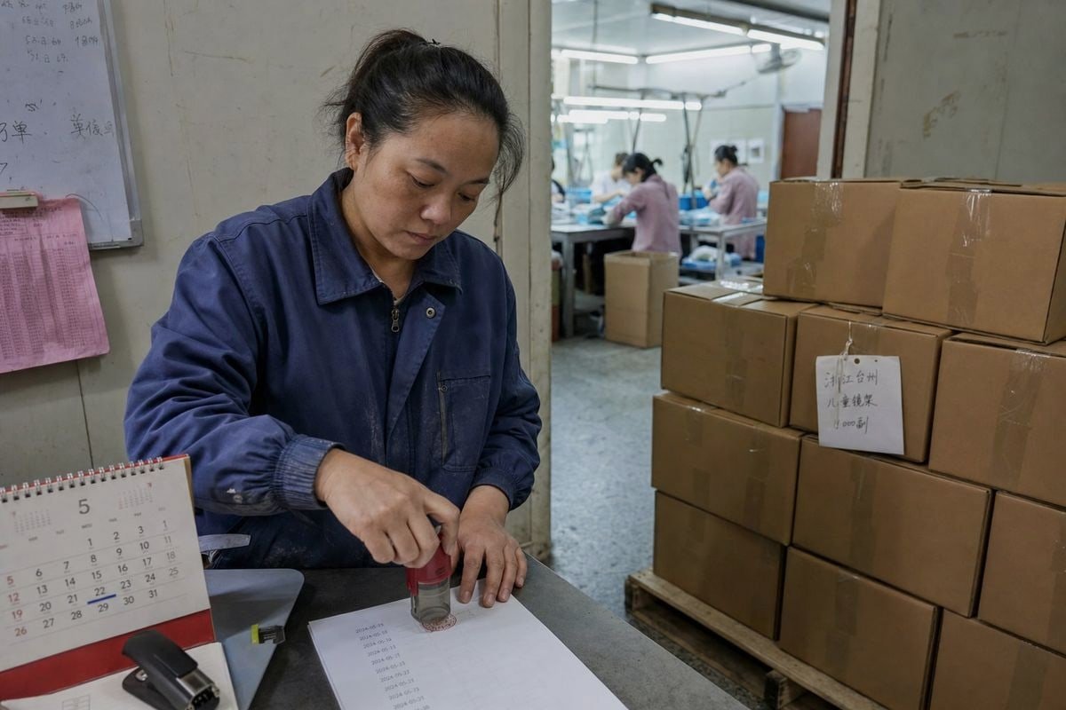 Purchase order specifying exact ex-factory or on-board delivery date (ID#2)
