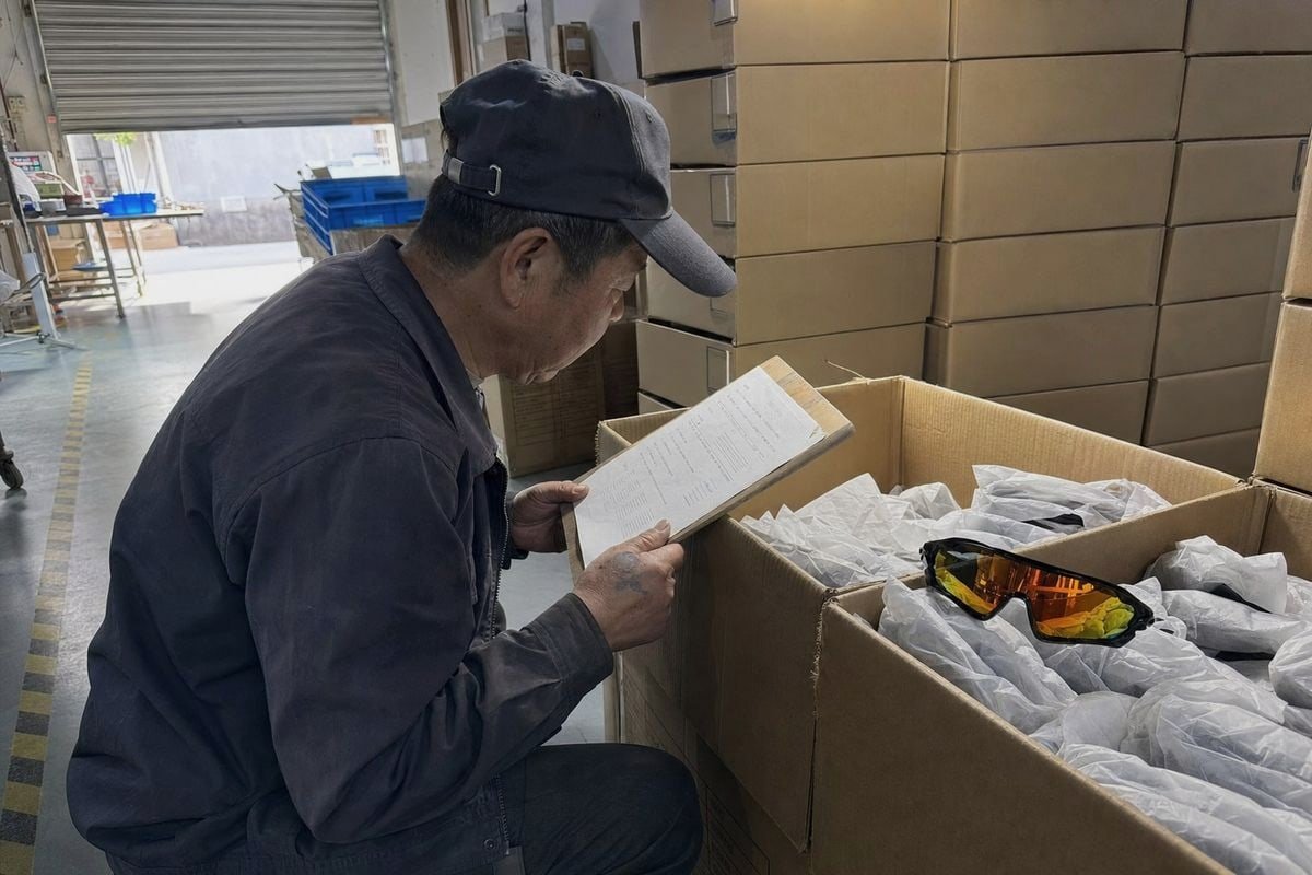 Negotiating payment, delivery, and penalty clauses with sunglasses manufacturers (ID#4)