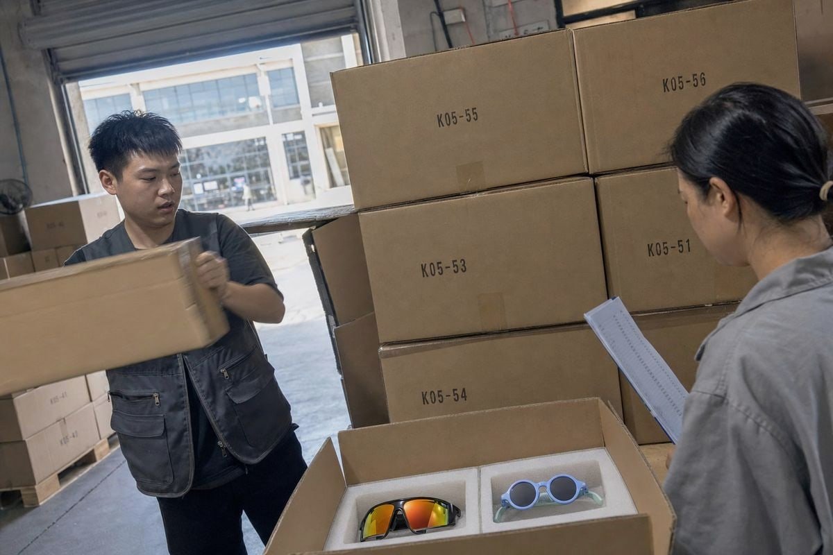 Import Document Checklist Required commercial invoice, packing list, and customs declaration for importing kids' sunglasses (ID#2)