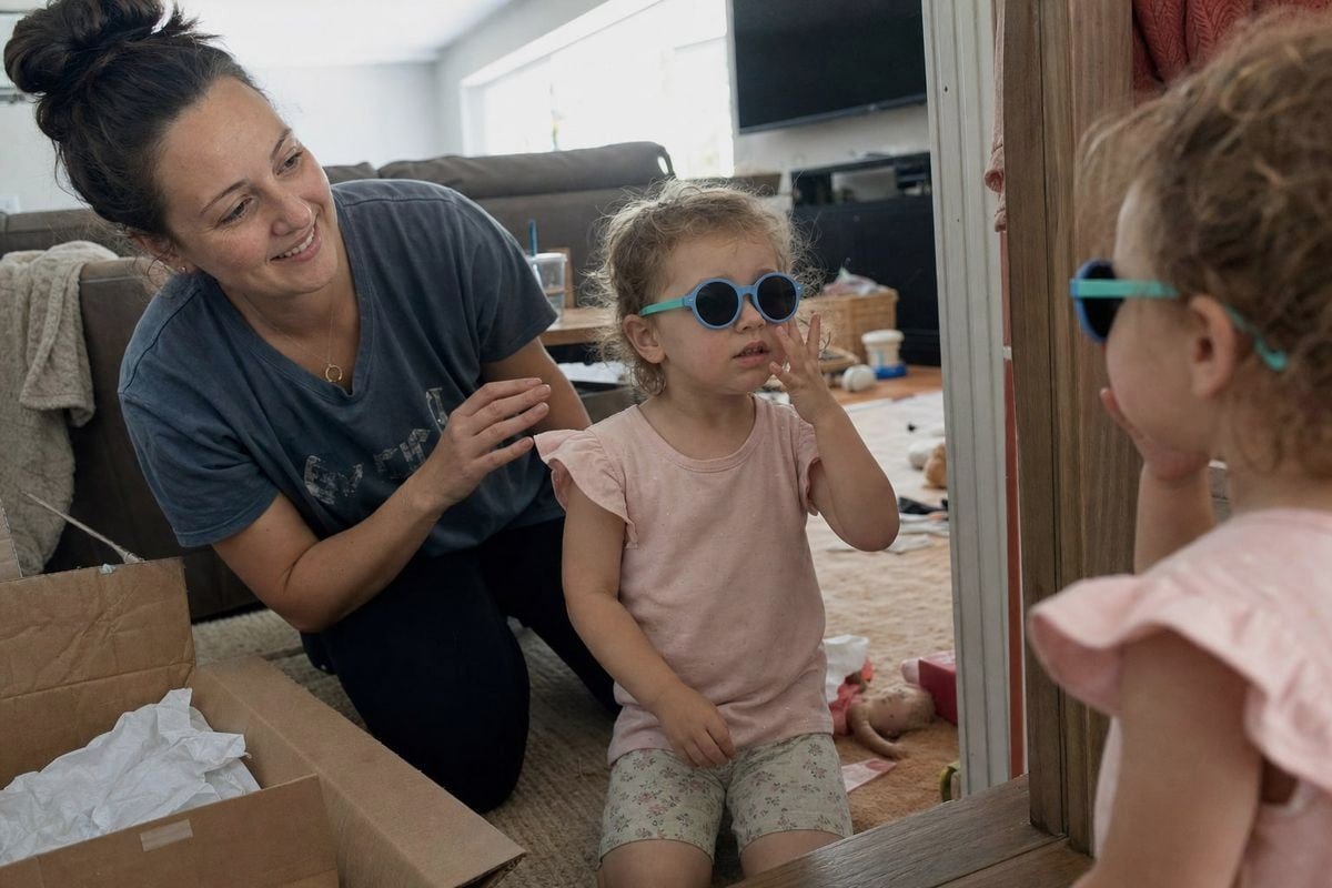 Helping kids get comfortable wearing sunglasses for the first time (ID#1)