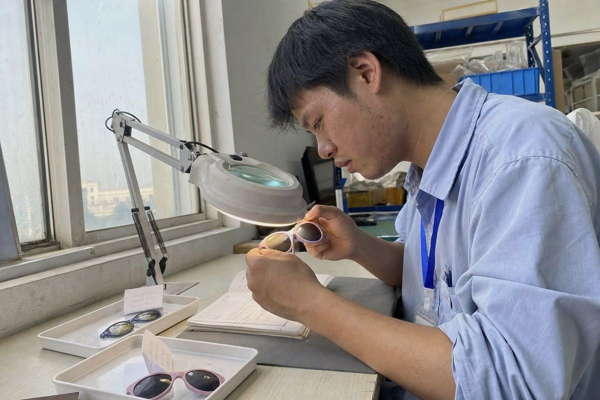 Diagnosing sunglasses coating damage from sweat, sunscreen, or DEET repellent exposure (ID#2)