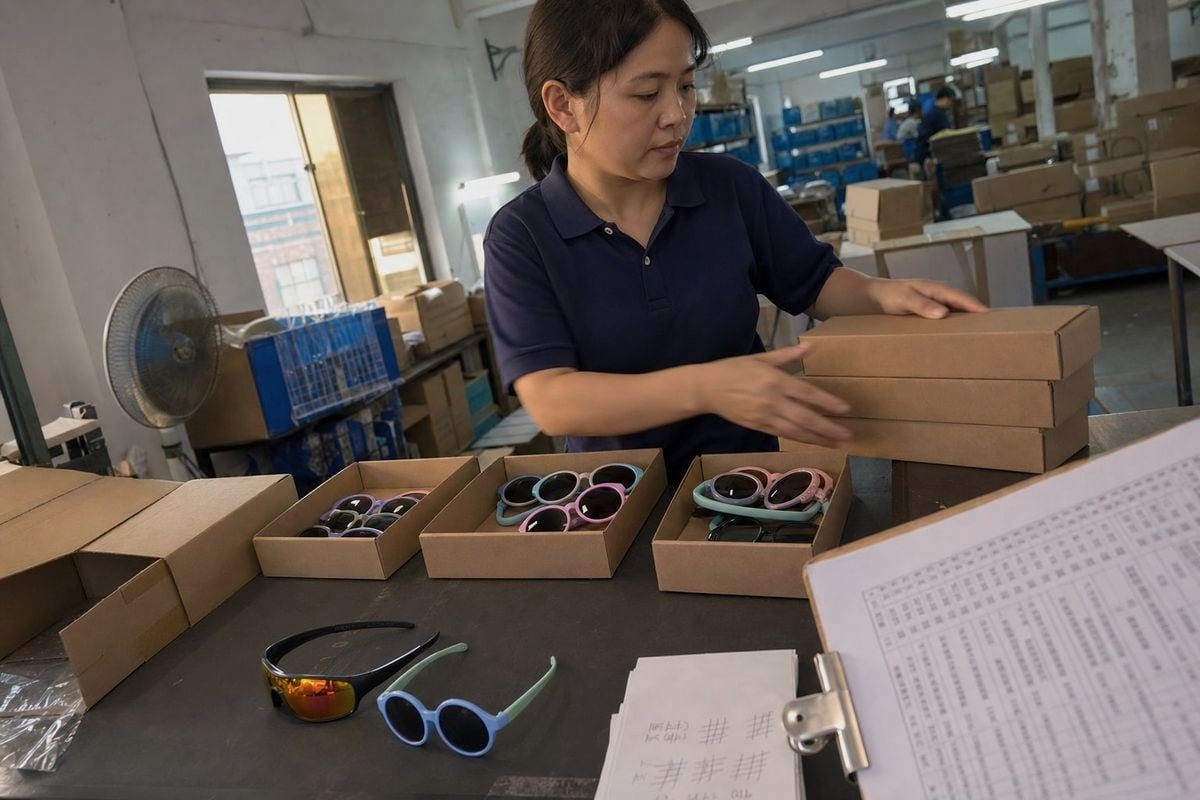 Clear pricing table and MOQ breakdown for category managers reviewing kids sunglasses quotes (ID#4)