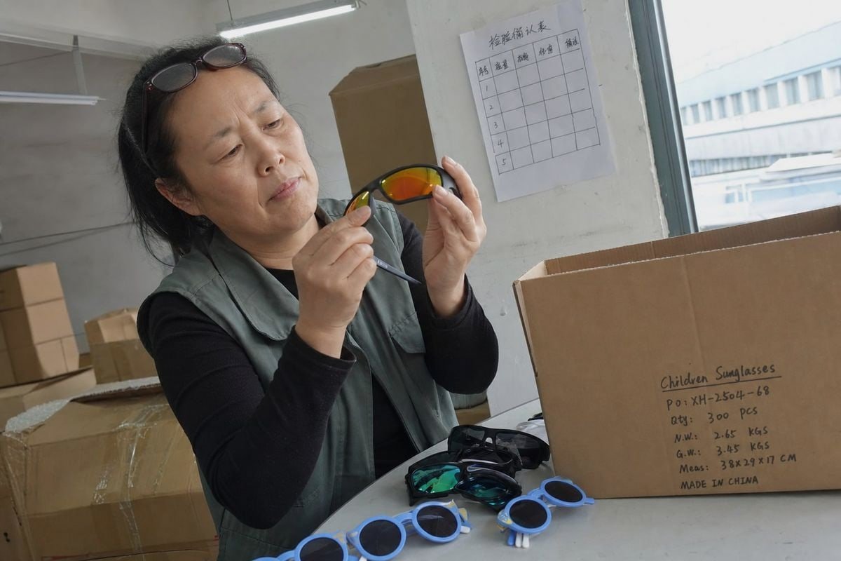 Dangerous Lens Scratches Determining if a lens scratch on kids' sunglasses is dangerous (ID#2)