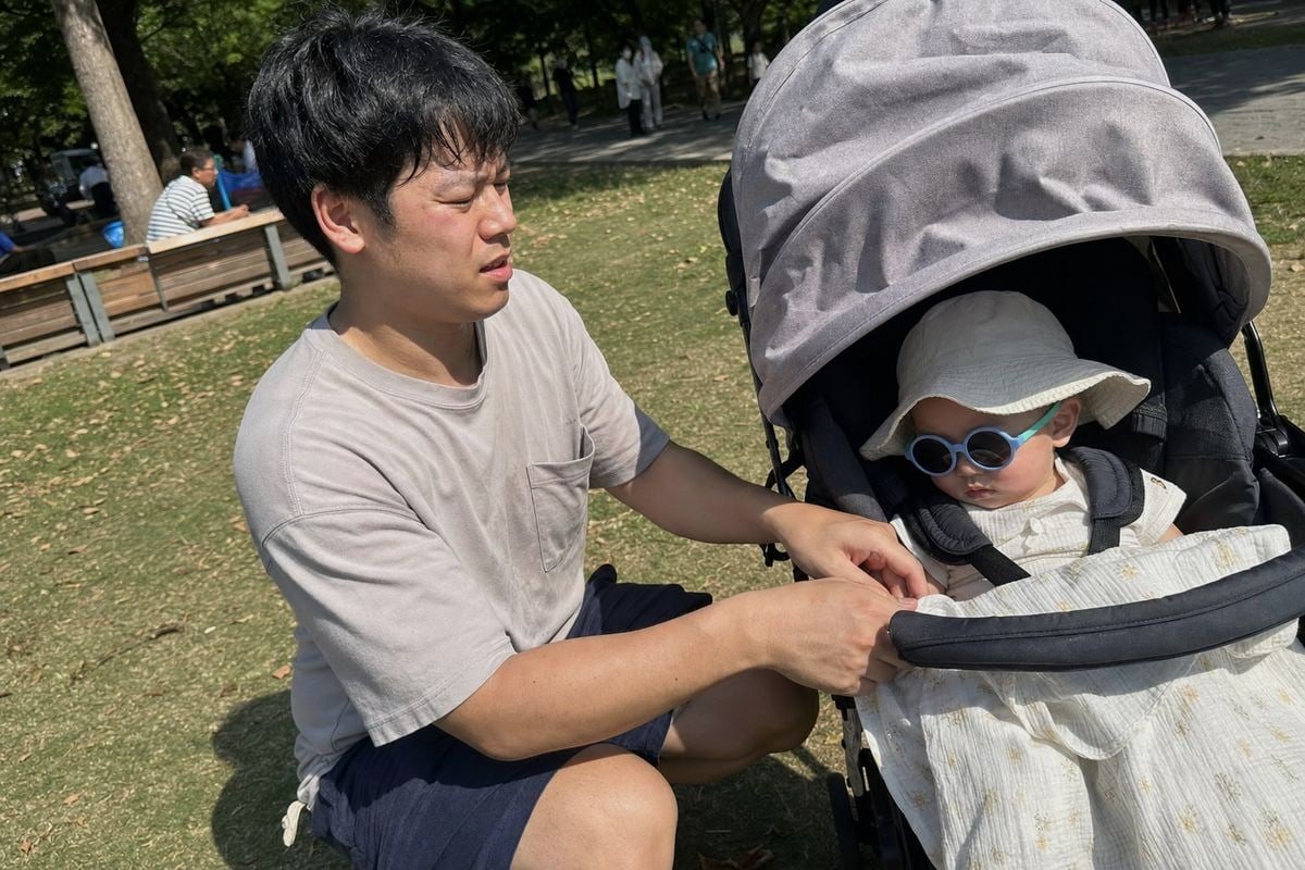 Safe Age for Sunglasses Safe age for babies and toddlers to start wearing sunglasses outdoors (ID#2)