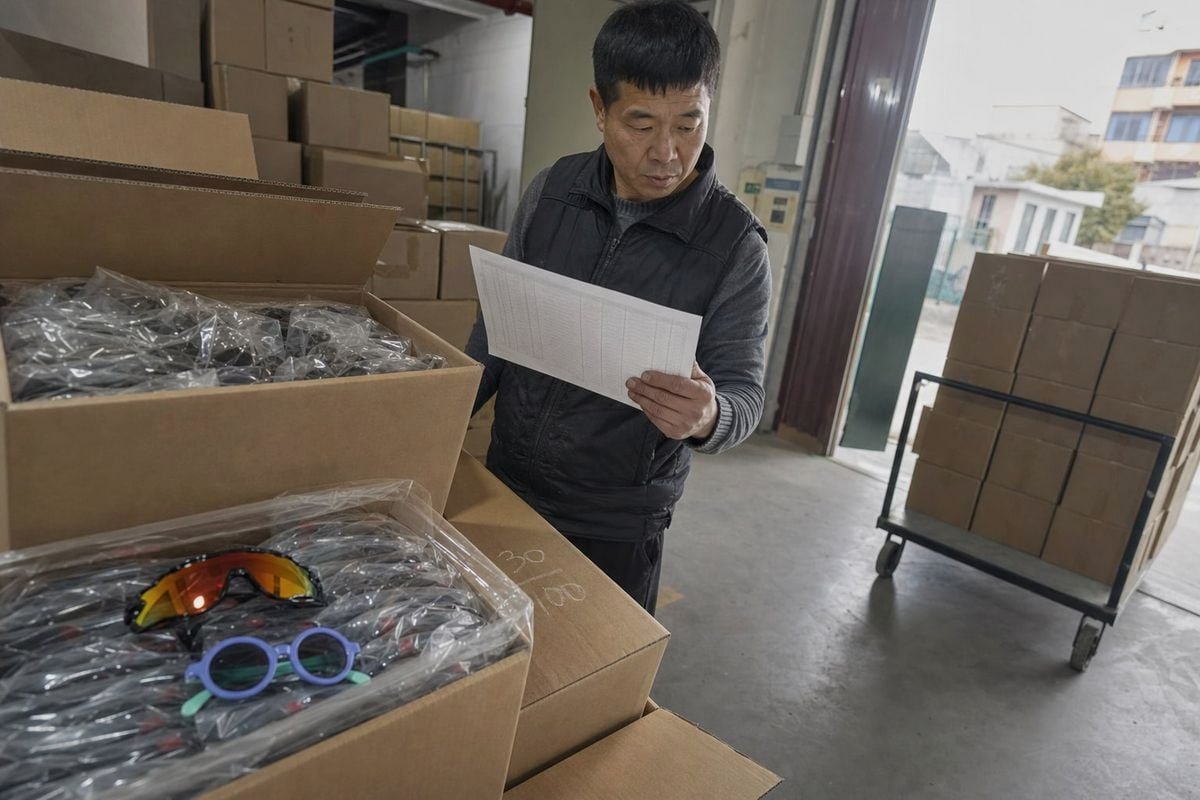 Communication tools bridging EDI systems and non-EDI eyewear manufacturers for order management (ID#5)