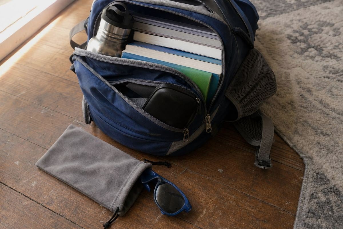 Customizing sunglasses cases and pouches with logos, colors, and branded retail packaging (ID#4)