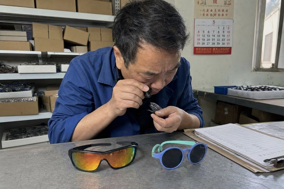 Kids sunglasses warranty coverage for scratched lenses and broken temples (ID#1)