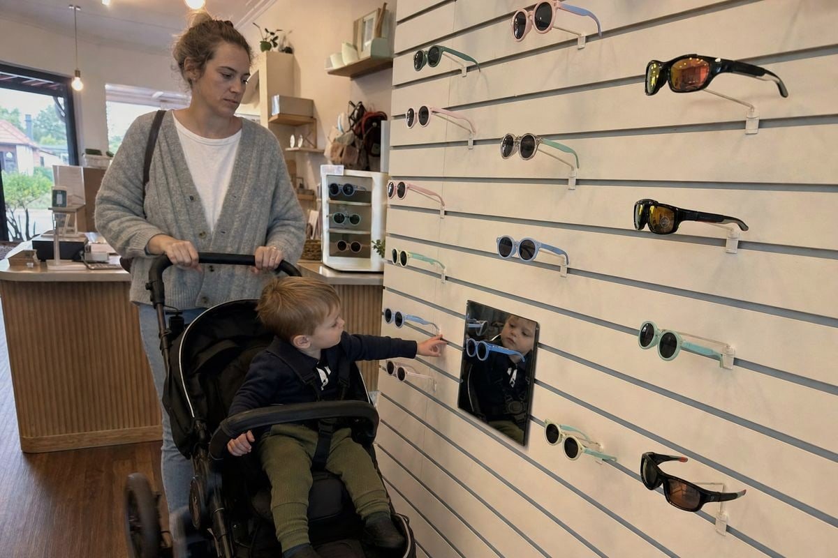 Vertical slatwall and pegboard displays for small boutique kids' sunglasses (ID#2)