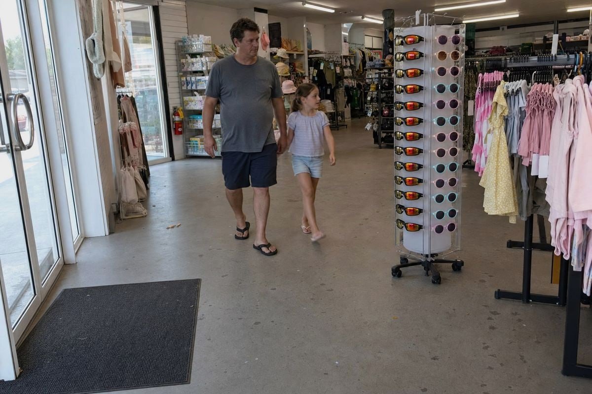Matching kids' sunglasses display shape to store layout and customer flow (ID#3)