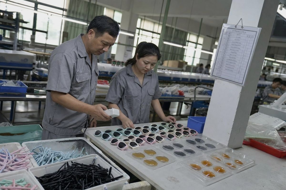 Contract terms protecting brands from quality or delivery failures by factories (ID#4)