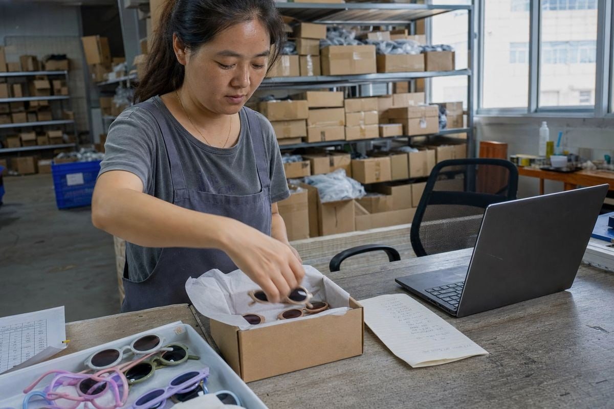 Lens Fitting Samples Requesting lens fitting samples from manufacturers before placing bulk kids' eyewear orders (ID#4)