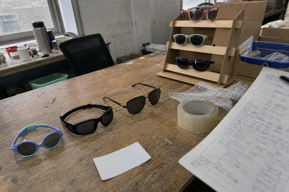 Negotiating try-on samples and display props with kids' sunglasses suppliers (ID#1)