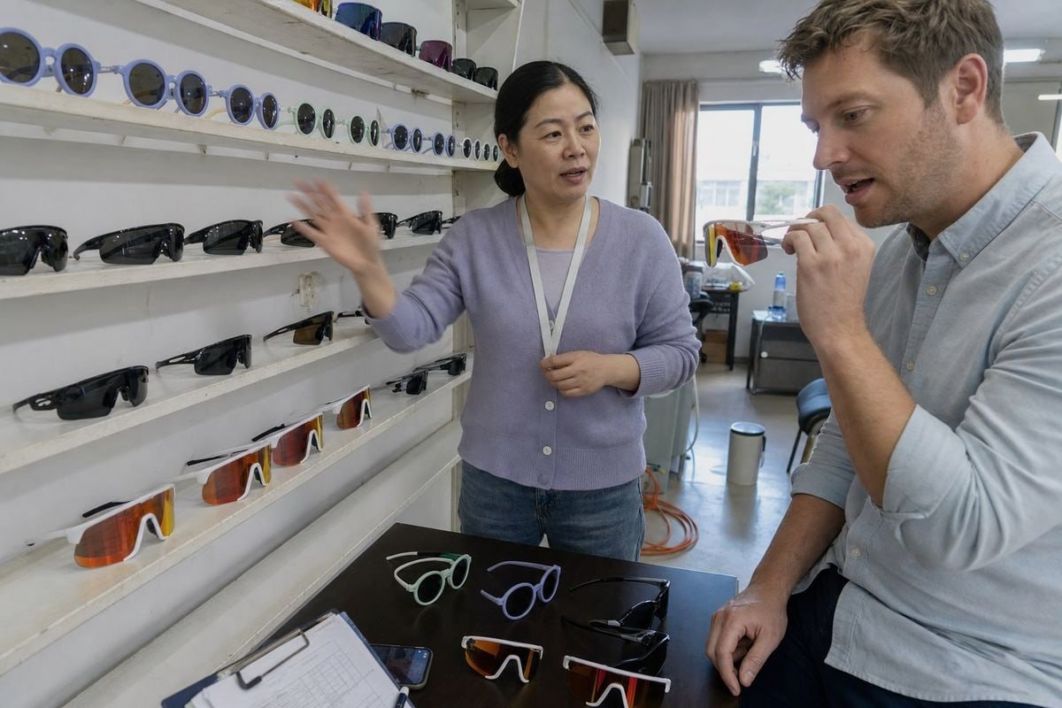 Layered MOQ options for small-batch children's sunglasses manufacturing restocks (ID#3)