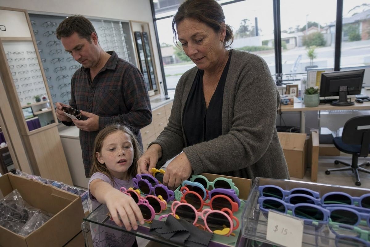 Comparison of licensed character sunglasses versus unbranded kids' frames in optical stores (ID#1)