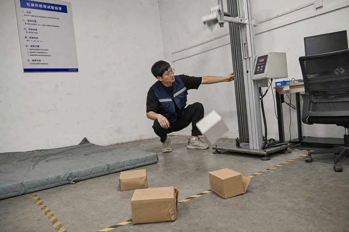 Simulated drop test showing multi-orientation impact on children's eyewear shipping box (ID#3)