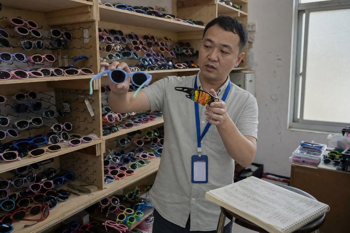 Sample Order Process Requesting kids sunglasses samples without full production order commitment (ID#2)