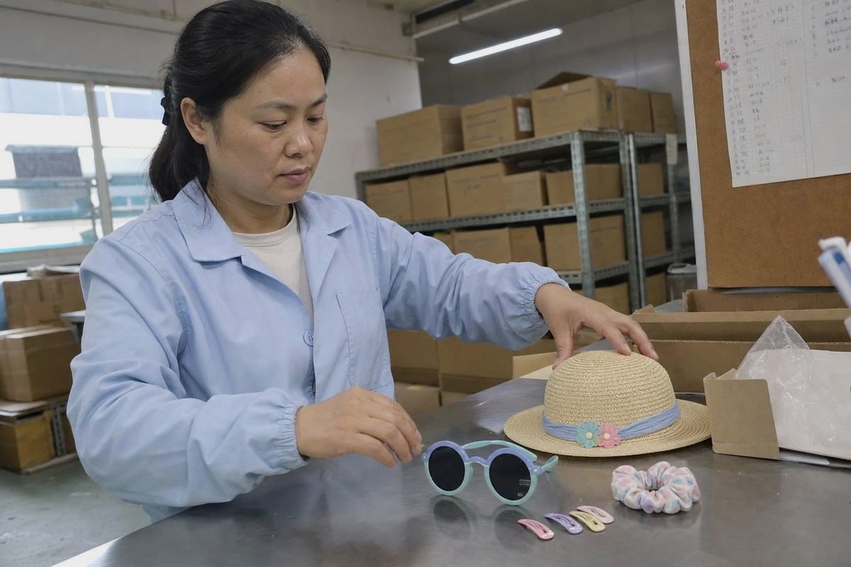 Kids' sunglasses bundled with hats and hair accessories to boost AOV (ID#1)