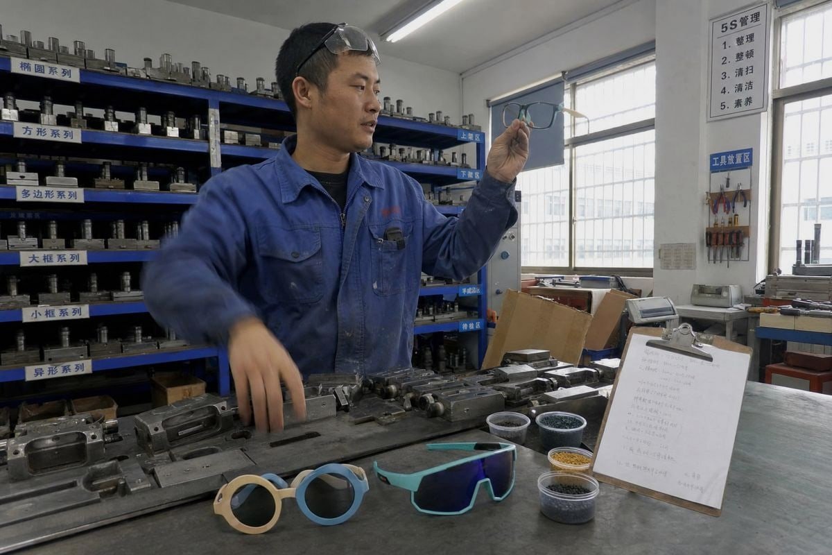 Testing Styles Without Molds Testing multiple sunglasses styles using mockups and pre-orders without new molds (ID#2)