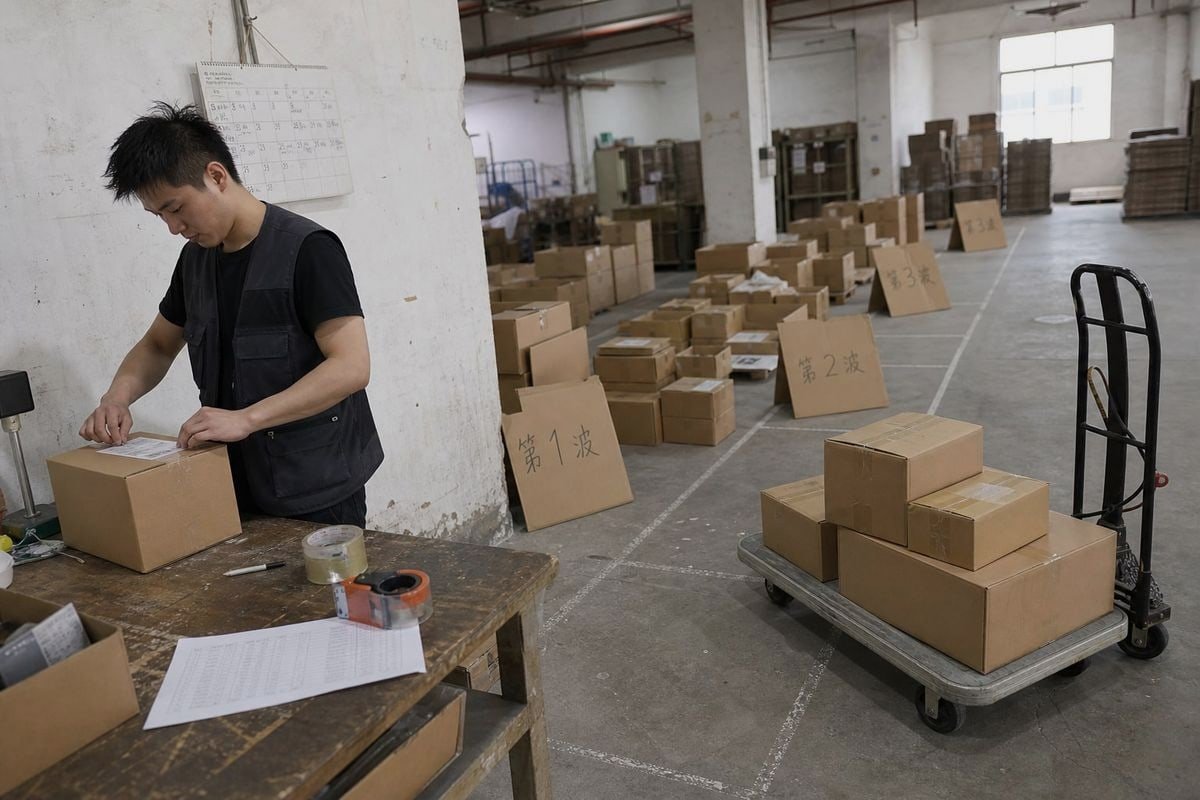 Coordinating Shipping Waves Staggered shipping waves with tracking numbers ensure timely blogger sample delivery (ID#3)
