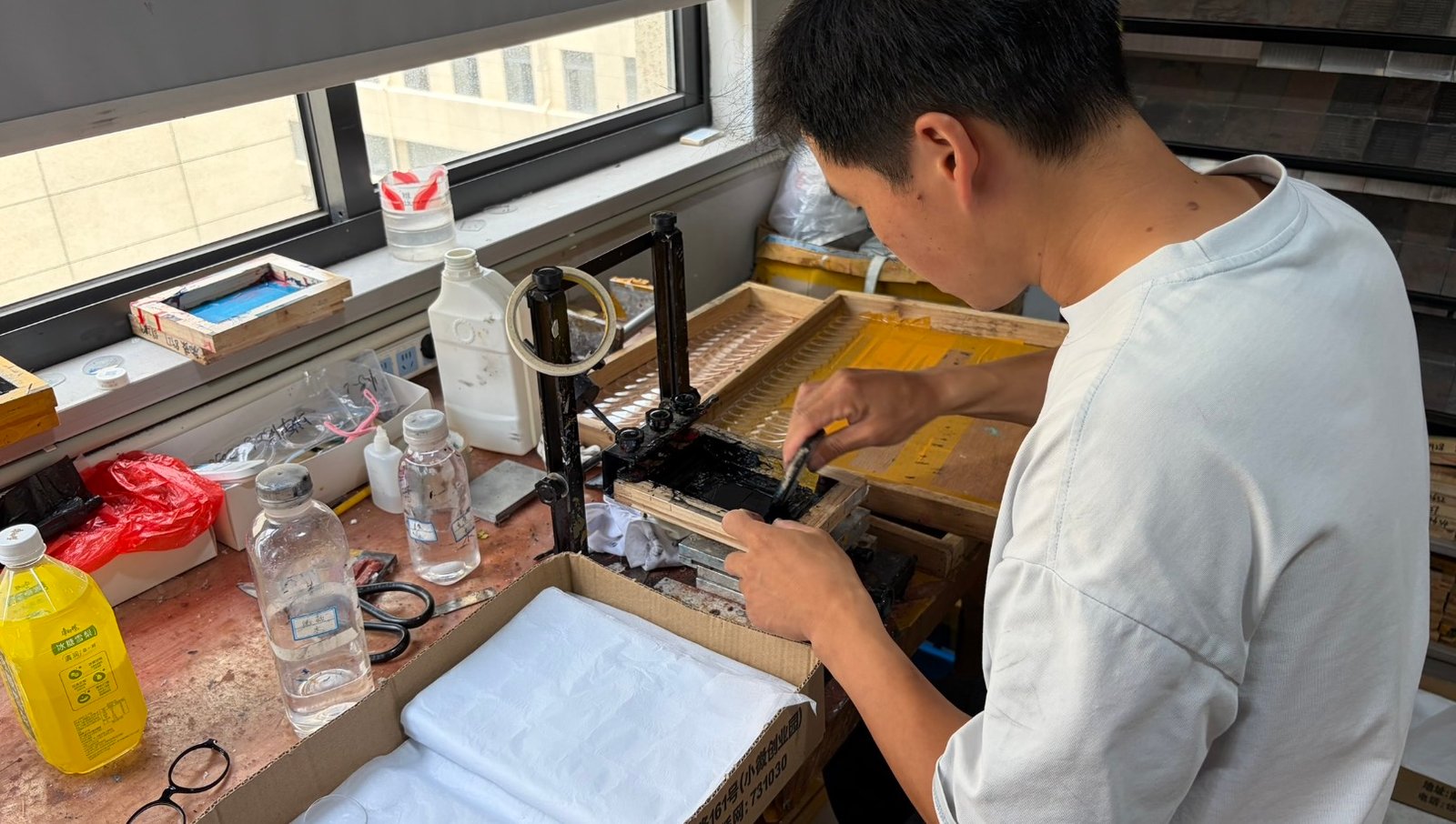 Worker cutting UV400 lenses and assembling them into finished frames