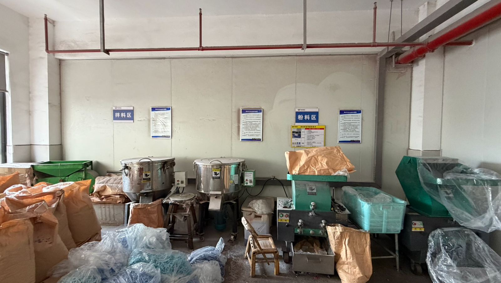 TPEE and TR90 raw material mixing and Pantone color matching