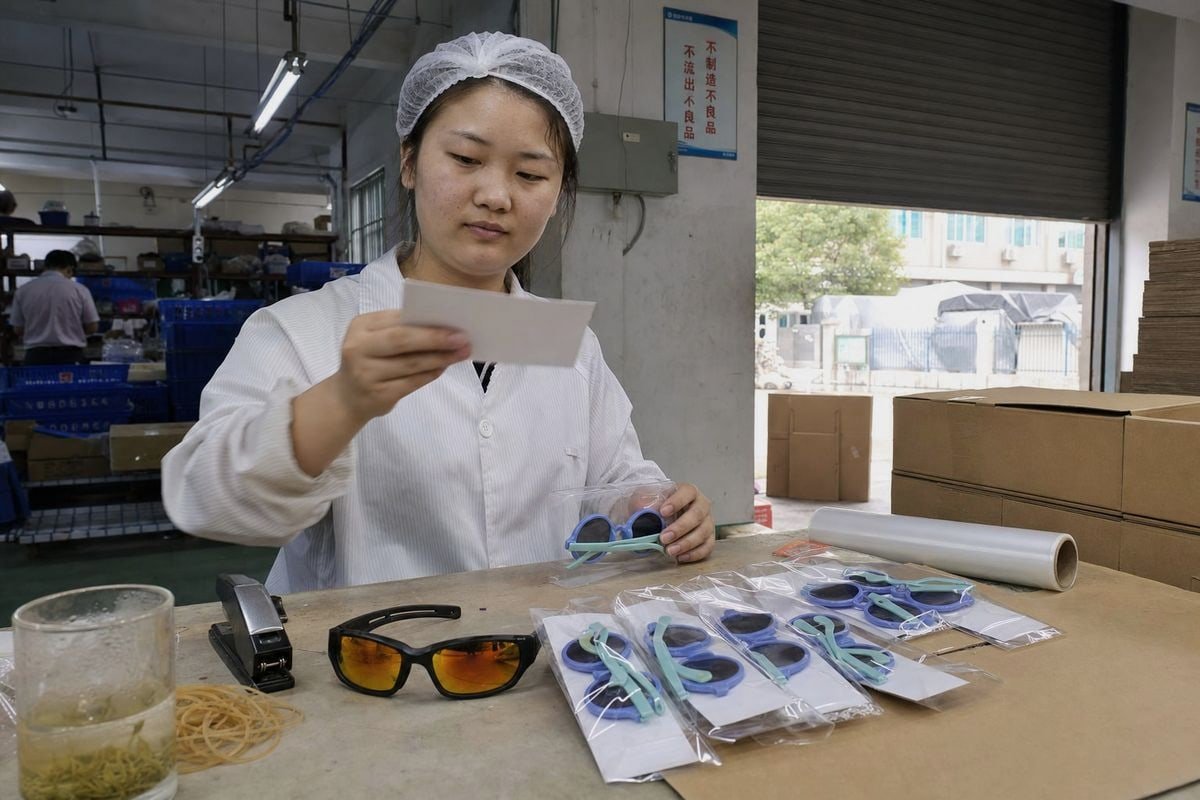 GPSR Labeling Guidelines Children's eyewear label showing product identifier, CE marking, and safety warnings for GPSR compliance (ID#3)