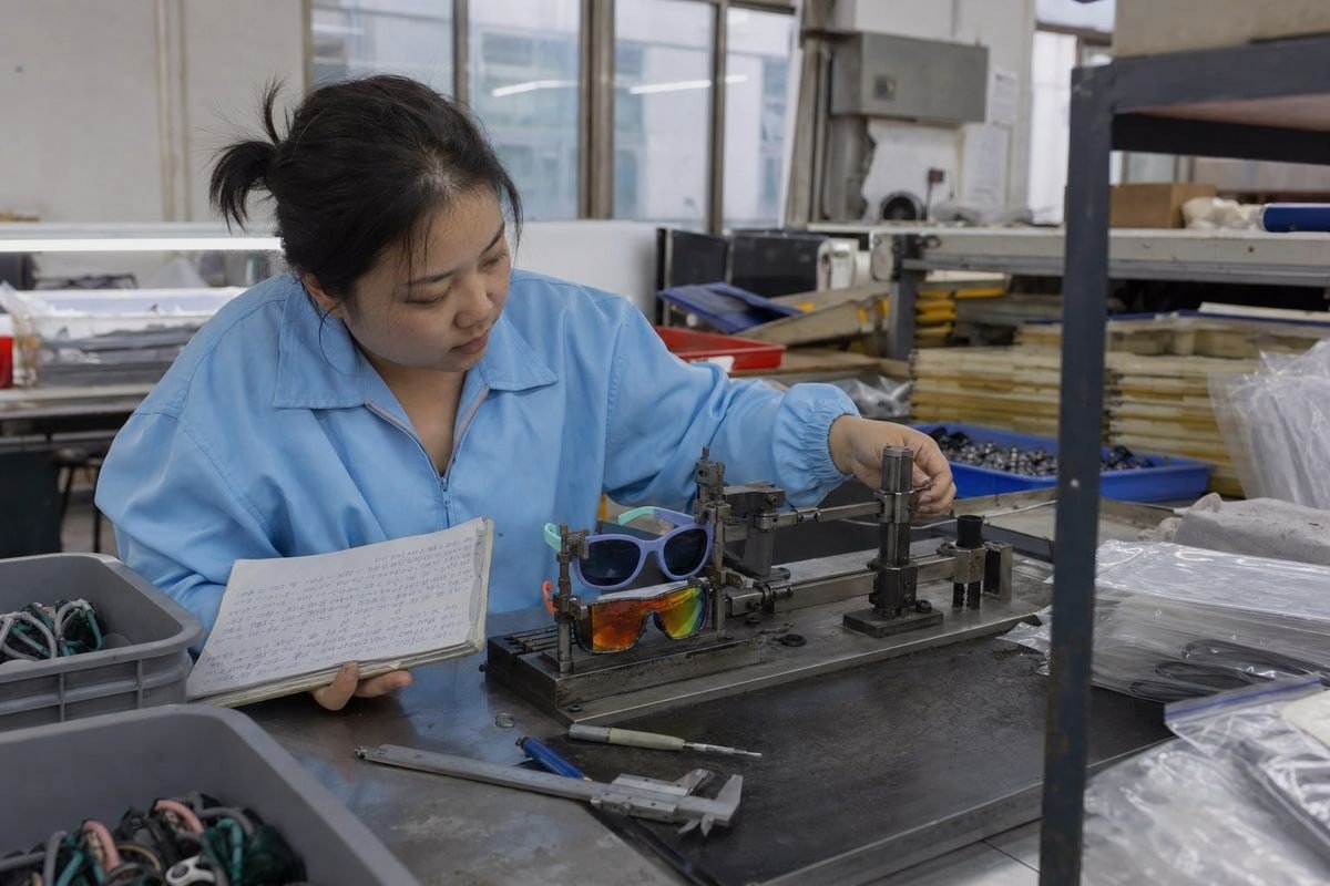 Single Factory Advantage Weighing dual-sourcing benefits against a reliable single China-based eyewear factory (ID#5)