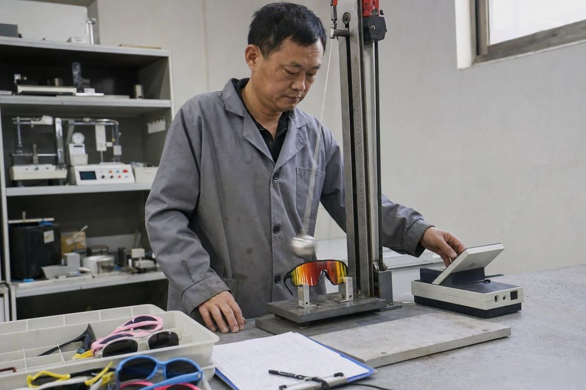 UV400 lens testing differences between EN ISO 12312-1 and FDA drop ball standards (ID#3)