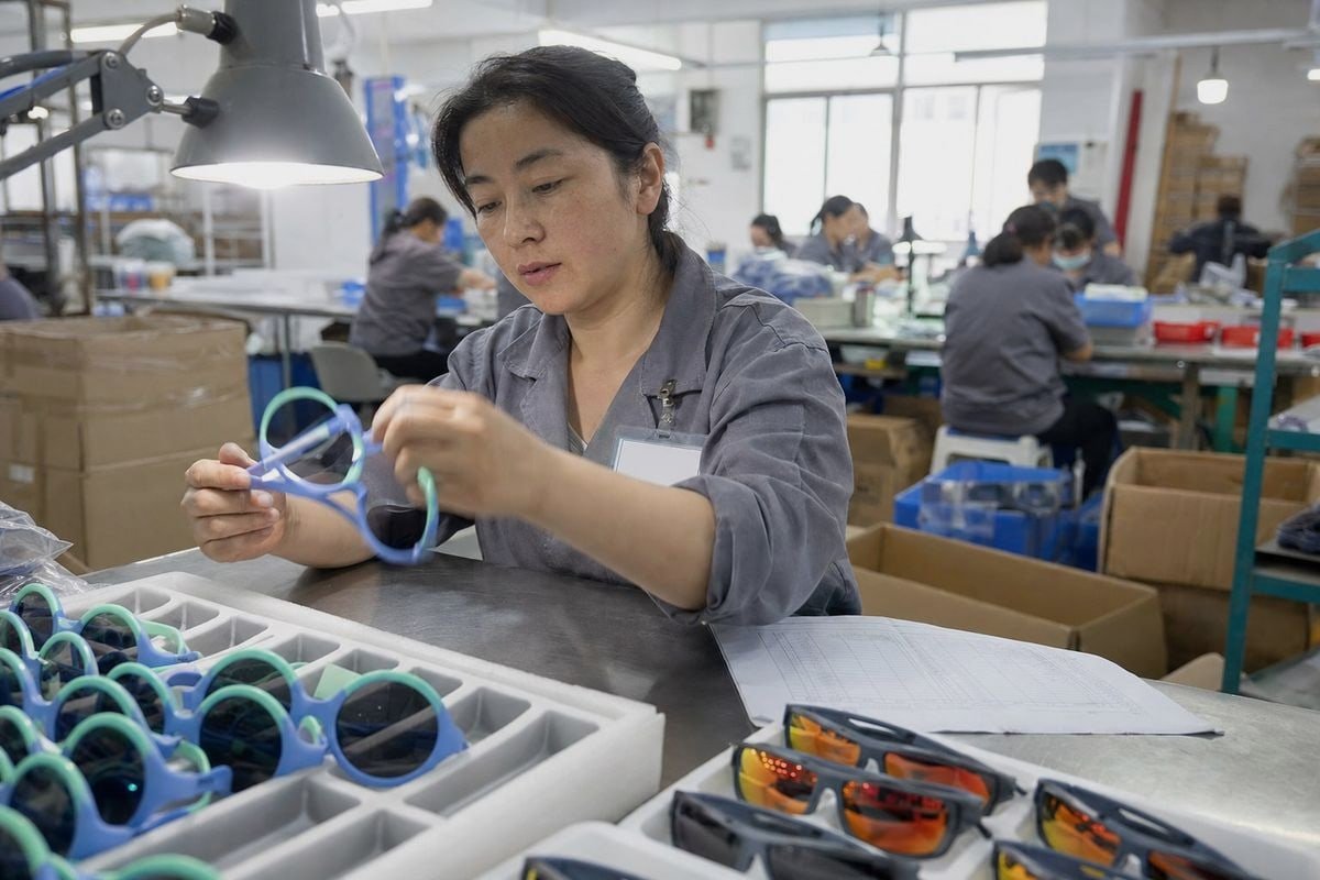 Comparing pre-shipment and mid-production inspection to reduce kids sunglasses rework costs (ID#1)