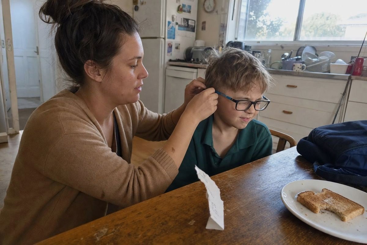 Parent matching child's well-fitting glasses numbers to select correctly sized new eyewear frames (ID#3)
