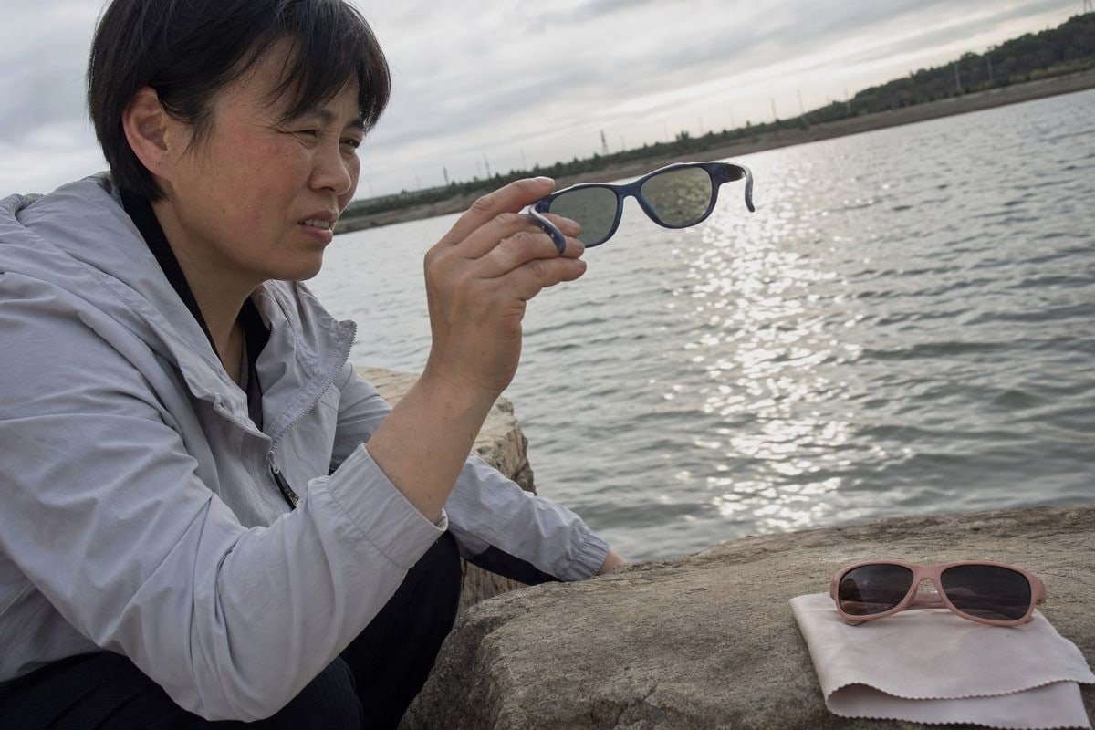 How polarized lenses filter glare and protect kids' eyes outdoors (ID#2)