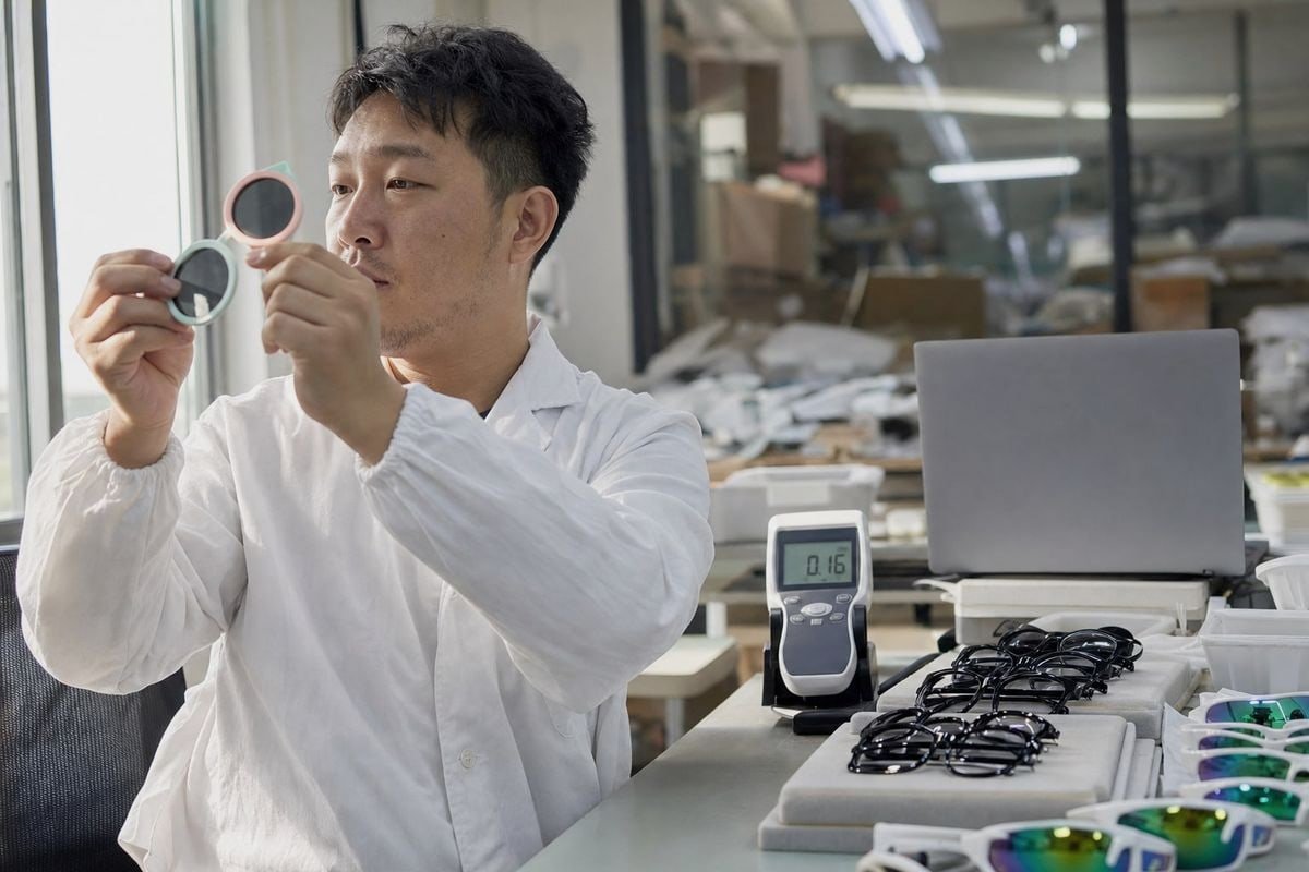 Testing UV400 and polarized lens claims with samples before placing bulk orders (ID#3)
