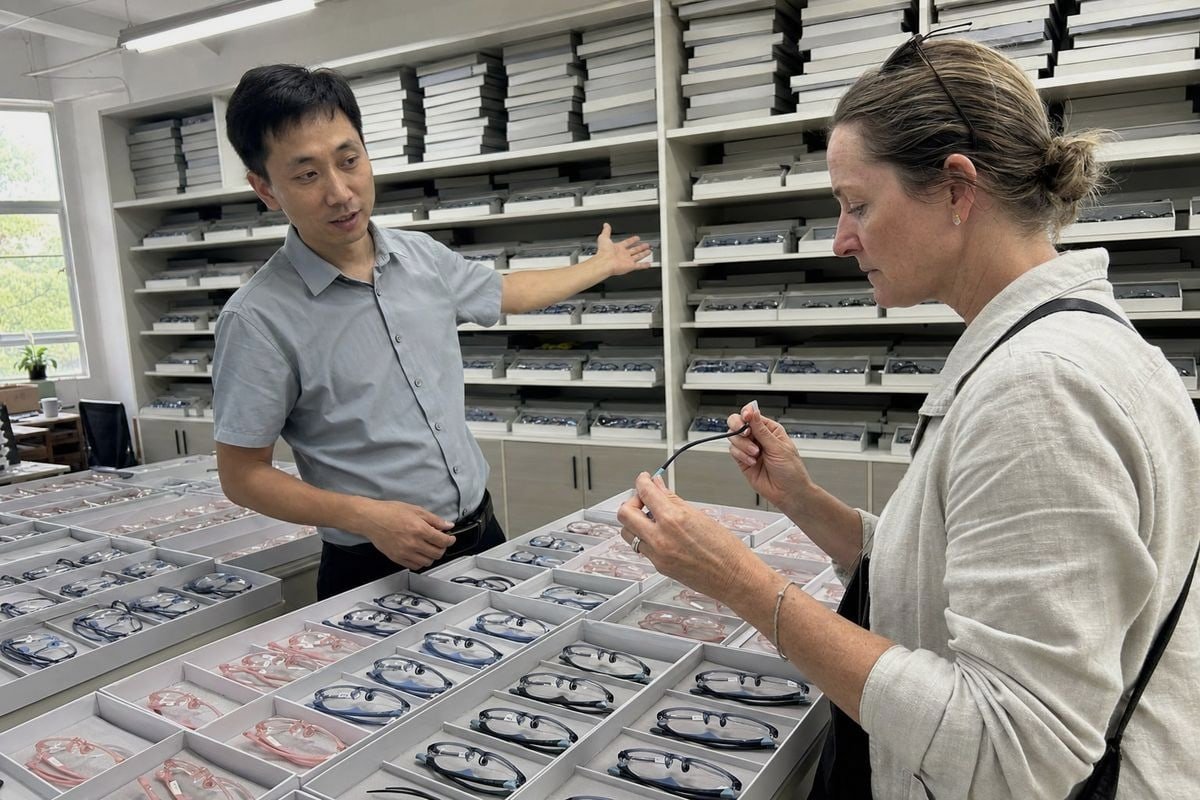 Reduce kids' optical frame sampling costs using existing styles and stock designs (ID#2)