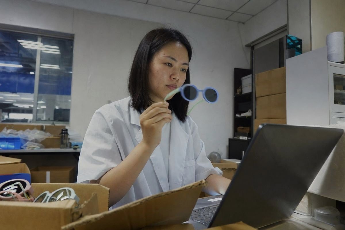Comprobación de lentes UV400 Inspecciona las lentes polarizadas para ver un brillo uniforme del revestimiento y bordes pulidos sin burbujas (ID#3)