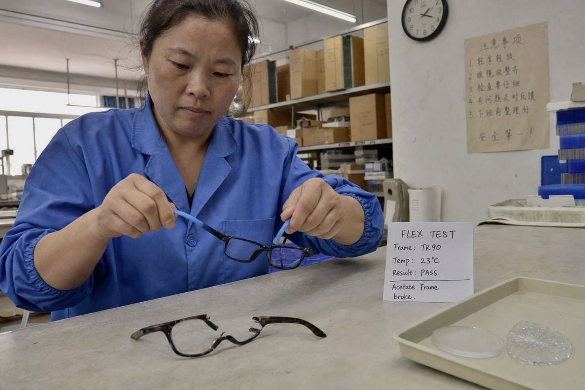Frame material risks including brittle fracture, sharp edges, and weak hinges in kids' eyewear (ID#2)